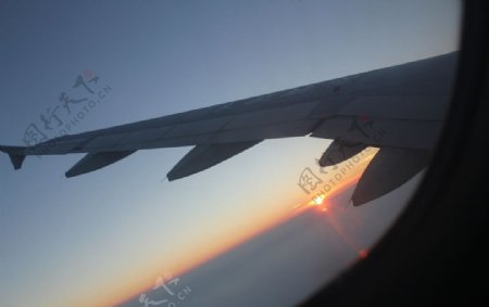 飞机机翼下的夕阳图片