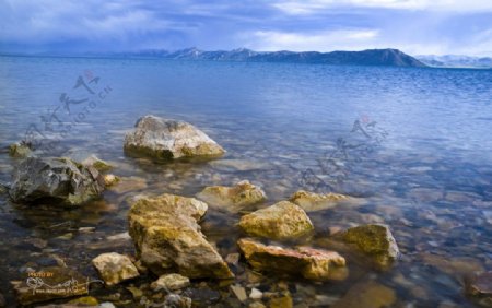 鄂陵湖石头图片