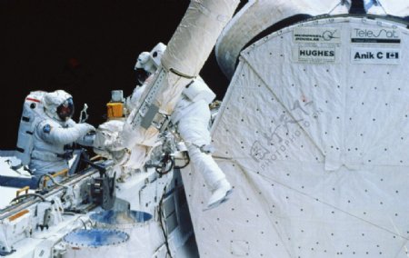 宇航员在空间站维修图片