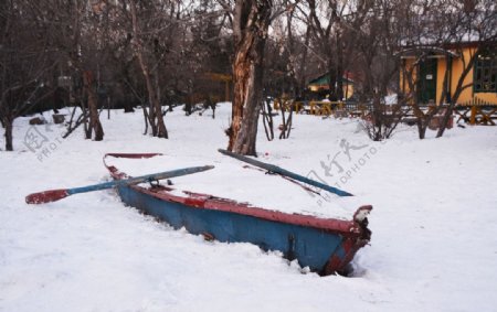 雪地小木船图片
