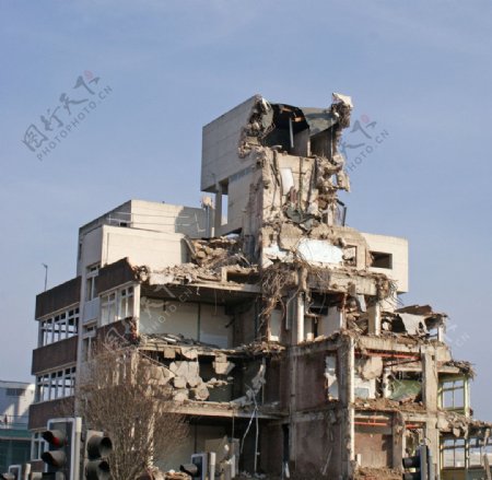 倒塌的楼房图片