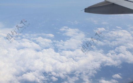 飞机和白云图片