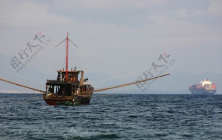 大梅沙渔船图片