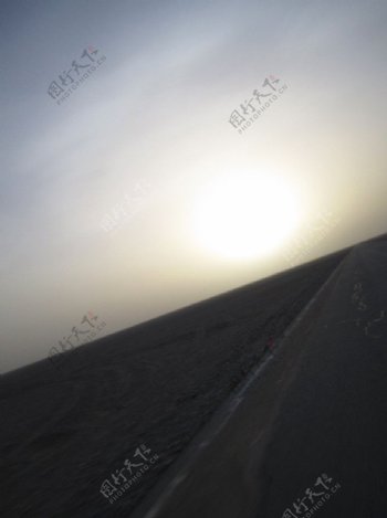 大漠日出图片