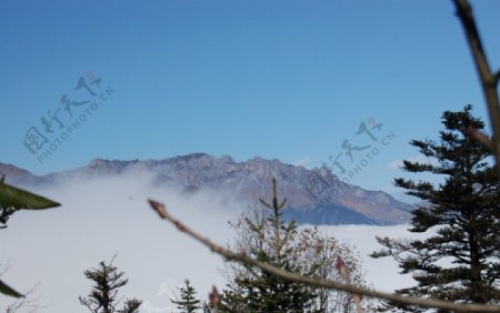 西岭雪山山顶远眺图片
