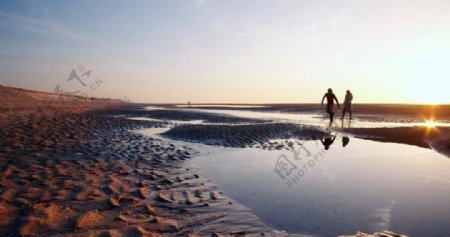 情侣海边奔跑图片