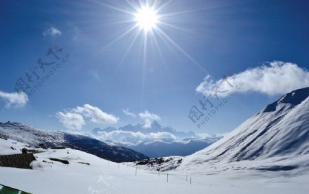 烈日雪山图片