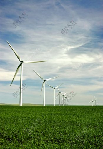 绿色田园风力发电机图片