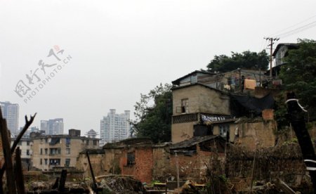 高楼与废墟图片