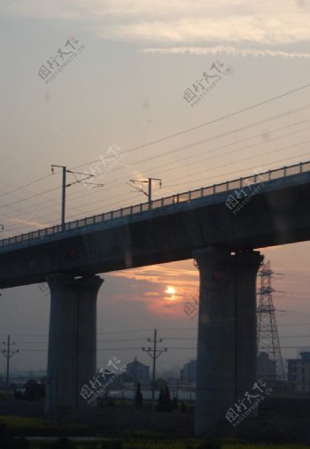 夕阳高架桥图片