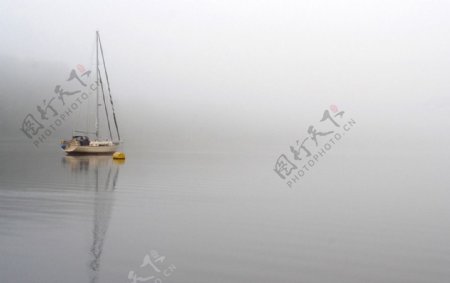 浓雾湖面上的小舟图片