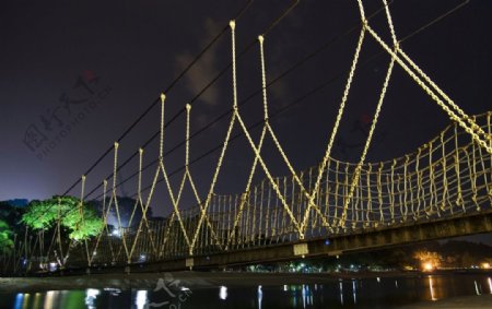 吊桥夜景摄影图片