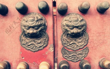 北京故宫狮子兽头铜门把手图片