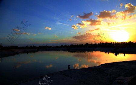 新疆傍晚湖边风景图片