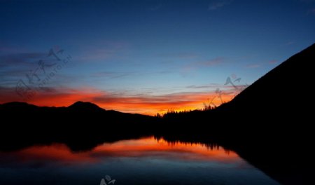 黄昏下的湖泊图片
