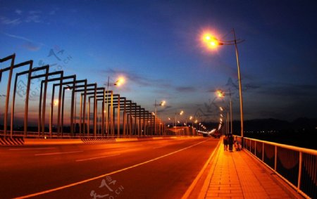 迎宾大桥夜景图片