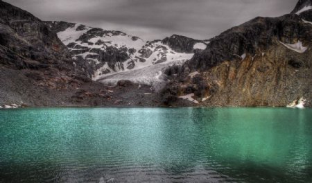 雪山湖泊景色图片