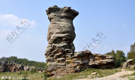 阿斯哈图石林山蓝天图片