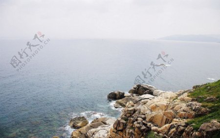 海南蜈支洲岛俯视海水拍打岩石图片