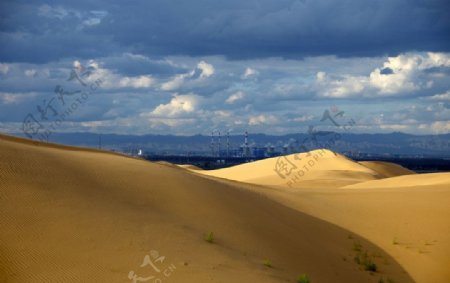 金色的沙漠和达拉特旗电厂图片
