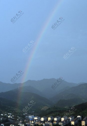 暴风雨后的彩虹图片