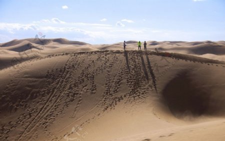 内蒙古响沙湾沙漠里的游人图片