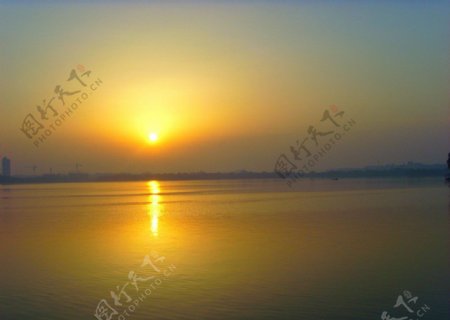 湖上朝阳图片