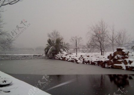 雪漫湖面图片