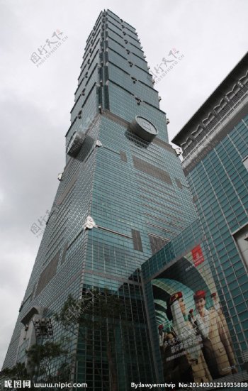 雨中台北101大楼图片