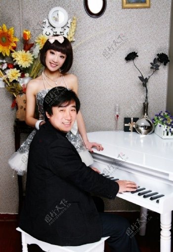 马晓灿父亲钢琴写真图片