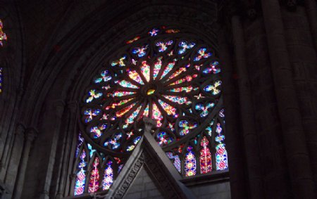 教堂雕花玻璃窗图片