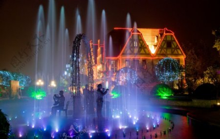 成都南湖度假区欧式风情街音乐喷泉夜景图片