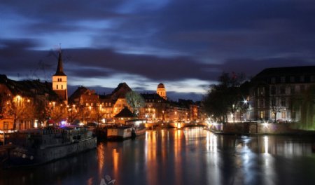 荷兰阿姆斯特丹斯特拉斯堡运河夜景图片