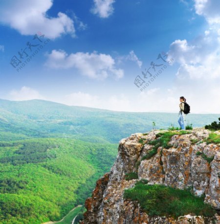 站在悬崖边观看风景的旅行美女图片