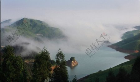 雾漫天湖图片
