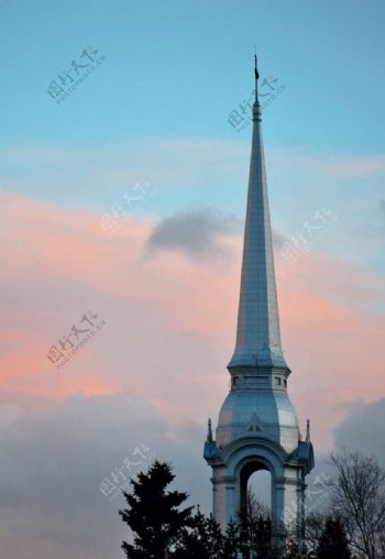 教堂塔尖树梢蓝天云彩尖顶图片
