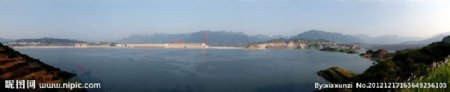 三峡大坝上游全景图片