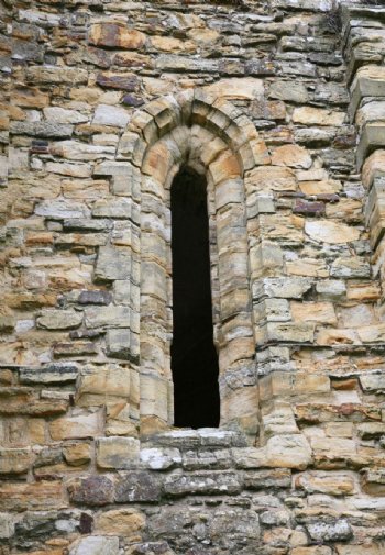 古老城堡细小窄小的石头窗户图片