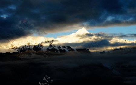 梅里雪山日照金山图片