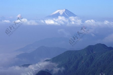 云绕富士山图片