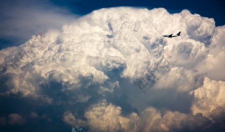 云中飞翔的客机图片