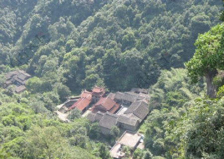 俯瞰山谷的寺庙图片