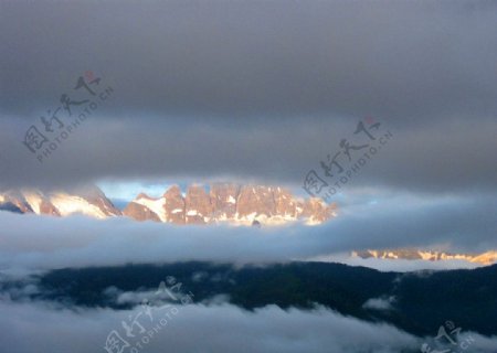 梅里神山雲角图片