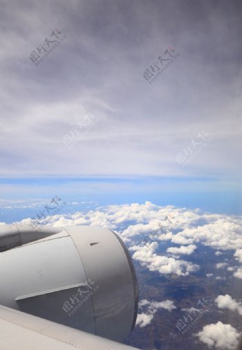 飞机在云端图片