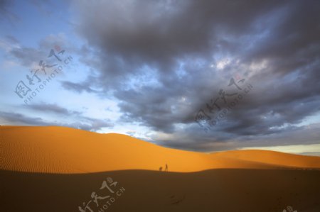 金色的沙漠和蓝天乌云图片