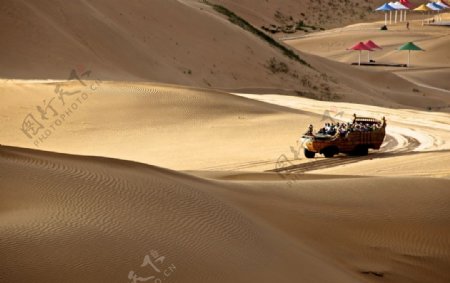 沙漠里的海盗船探险车图片