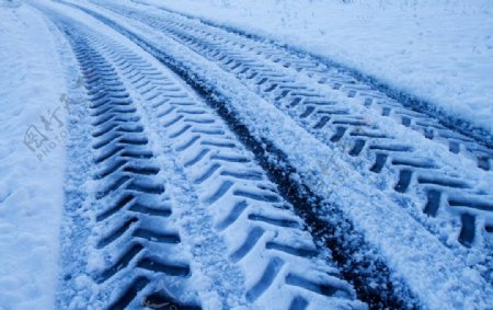 雪后公路上的汽车轮胎压痕图片
