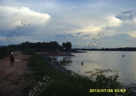 夜幕下的湄公河图片