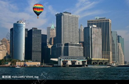 整齐明亮的天空海水大厦建筑有热气球图片