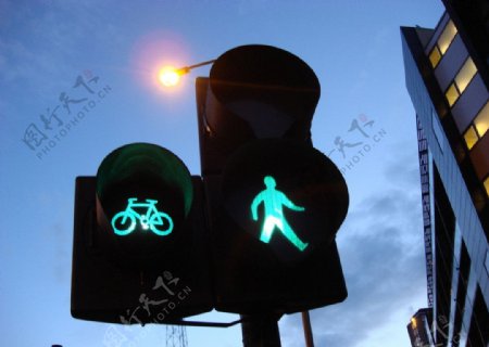 红绿灯绿灯路灯图片